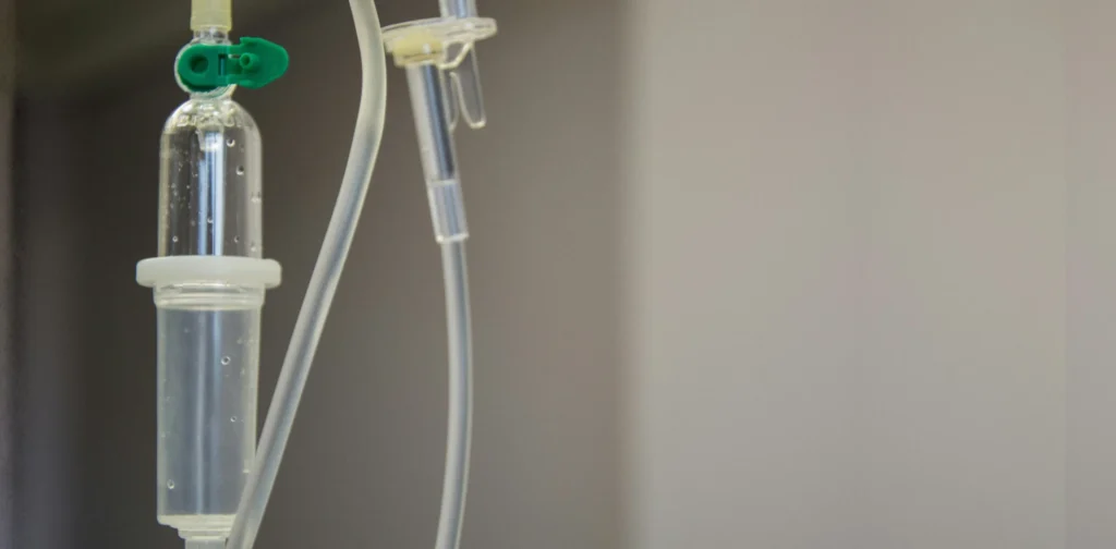 Selang infus berisi cairan bening