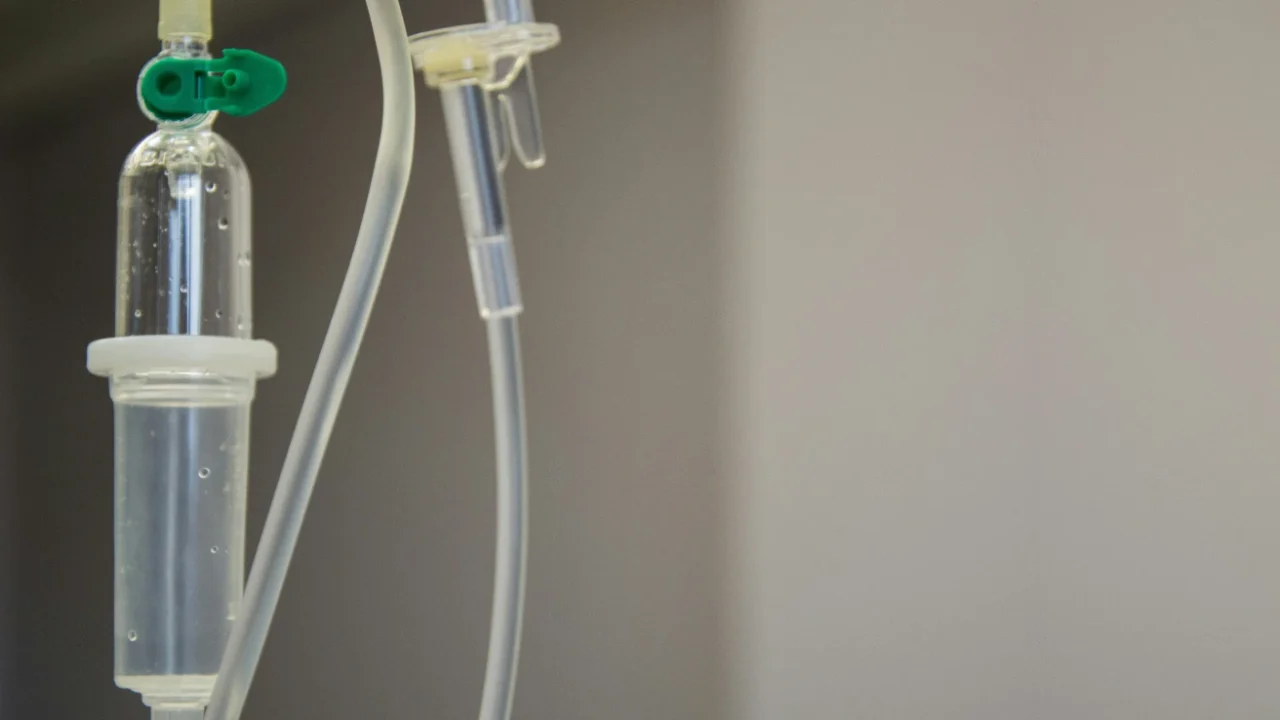 Selang infus berisi cairan bening