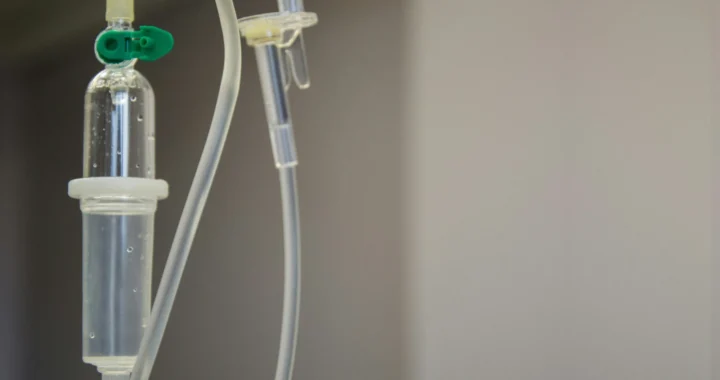 Selang infus berisi cairan bening