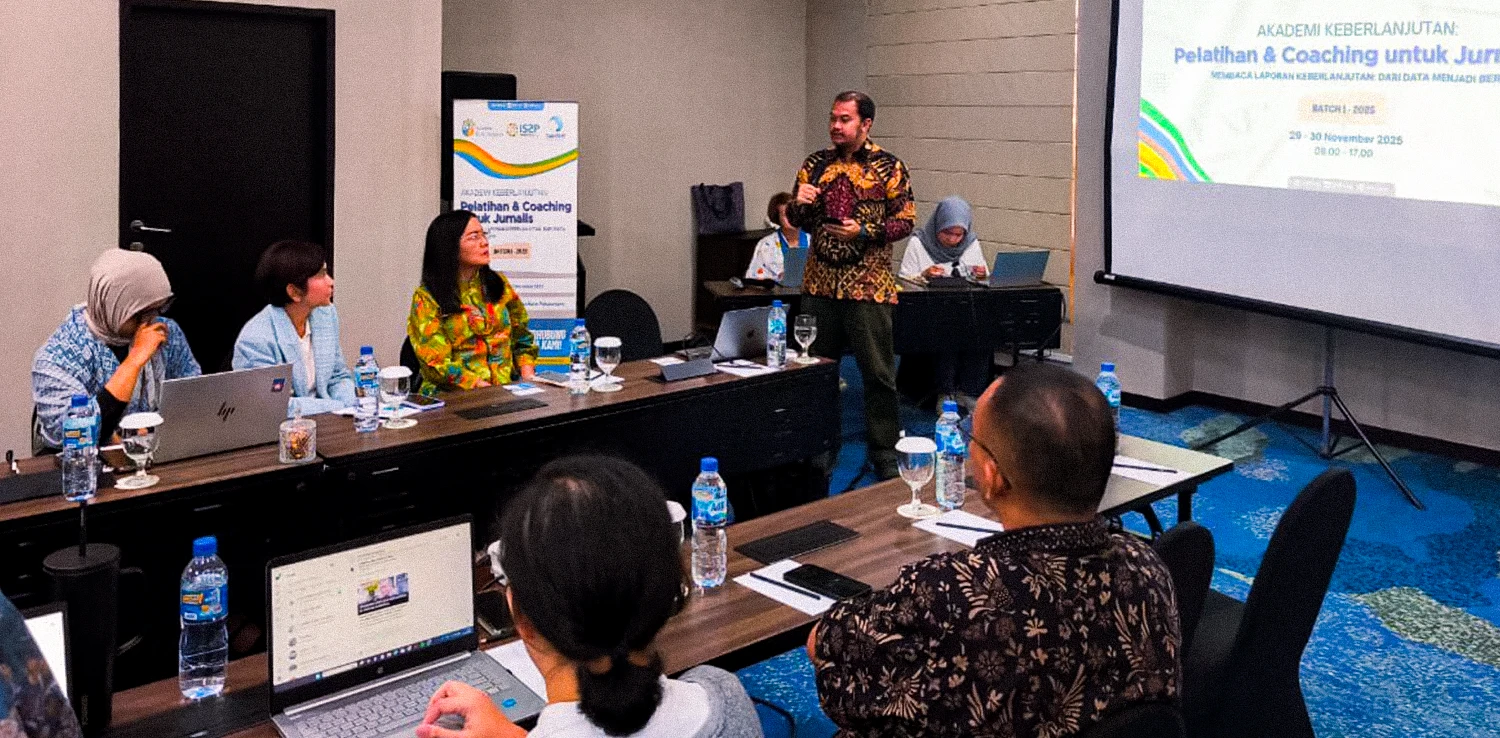 Ketua IS2P Satrio Prakoso menyampaikan penjelasan dalam pelatihan “Membaca Laporan Keberlanjutan: Dari Data Jadi Berita”. | Foto: IS2P.