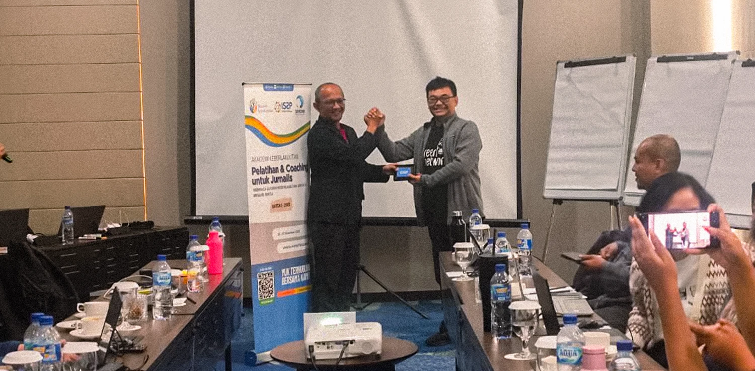 Senior Advisor Green Network Asia Jalal (kanan) bersama Kepala Bidang Komunikasi IS2P Moch. Kurniawan berjabat tangan dalam kegiatan pelatihan “Membaca Laporan Keberlanjutan: Dari Data Jadi Berita”. | Foto: IS2P.