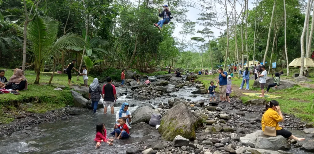 beberapa duduk dan mandi di aliran air dangkal yang penuh bebatuan.