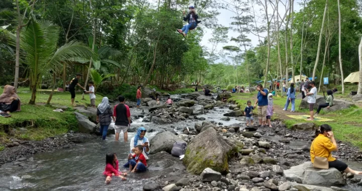 beberapa duduk dan mandi di aliran air dangkal yang penuh bebatuan.