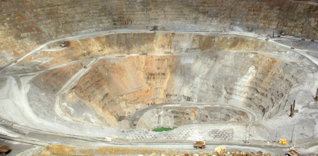 Lubang galian tambang.