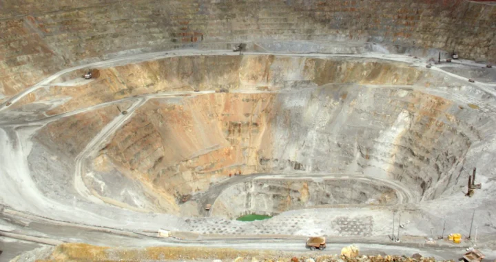 Lubang galian tambang.