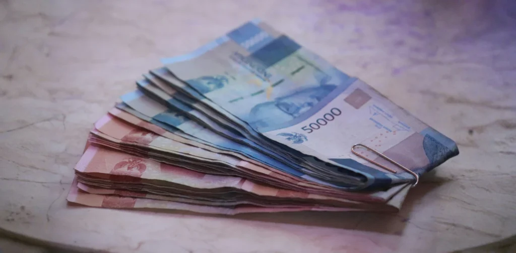 tumpukan uang kertas berwarna merah dan biru