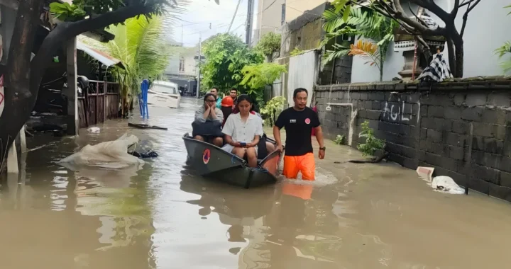 Warga dievakuasi dengan perahu saat banjir.