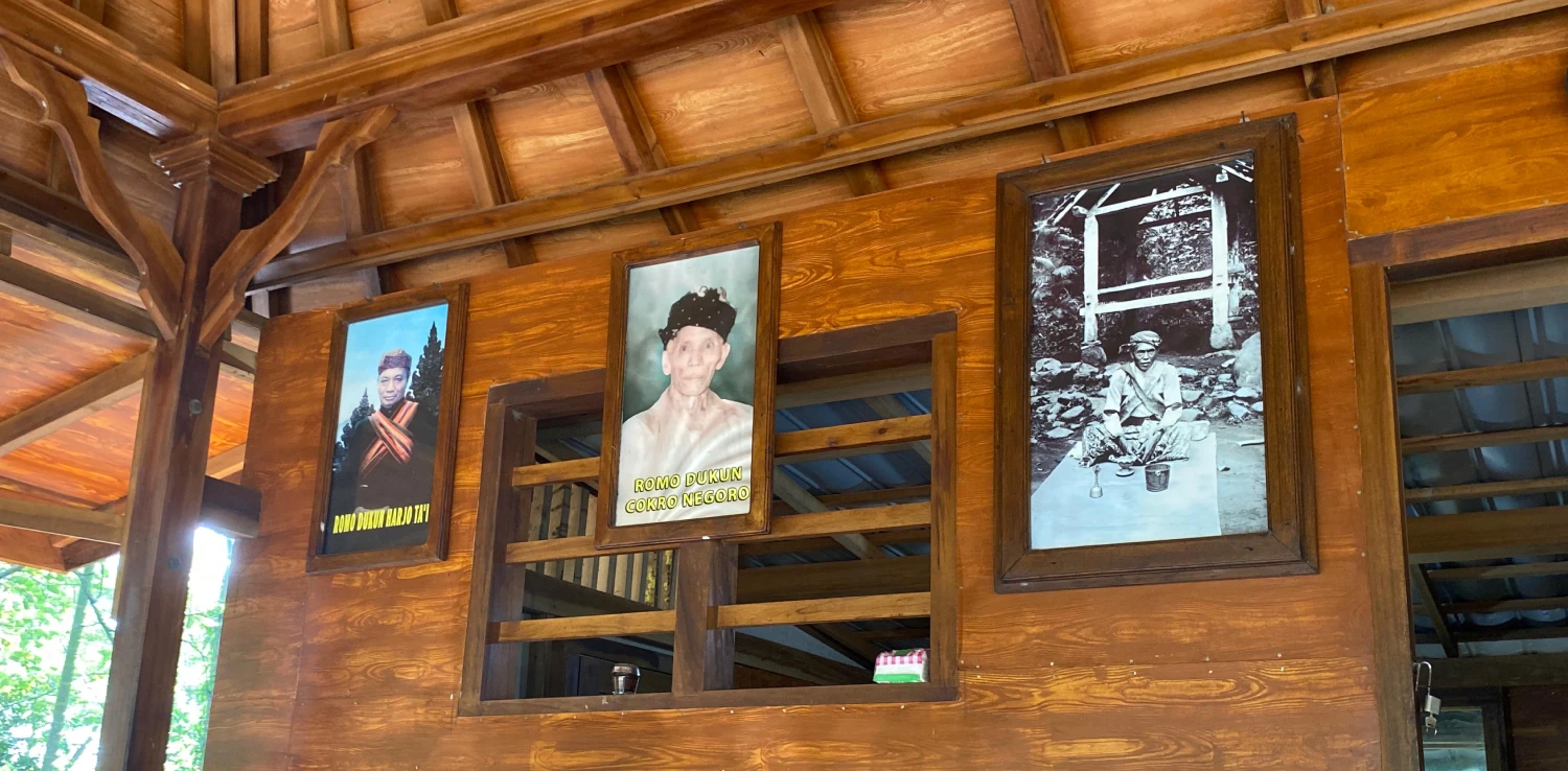 tiga foto berbingkai kayu dipajang di dinding kayu di sebuah bangunan yang terbuat dari kayu