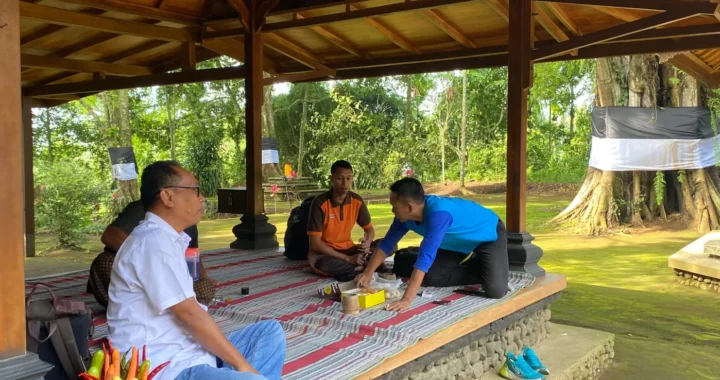 empat orang duduk lesehan di halaman sebuah bangunan