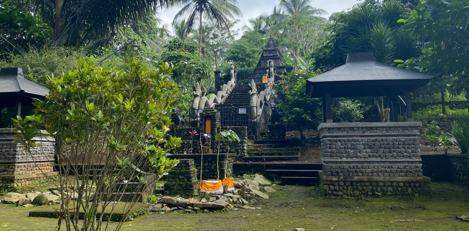 bangunan bersejarah di antara pepohonan