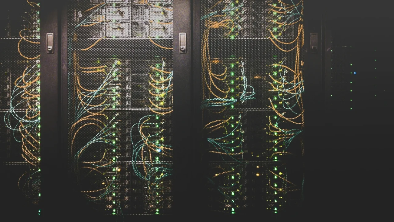 Rangkaian kabel untuk konektivitas data di pusat data