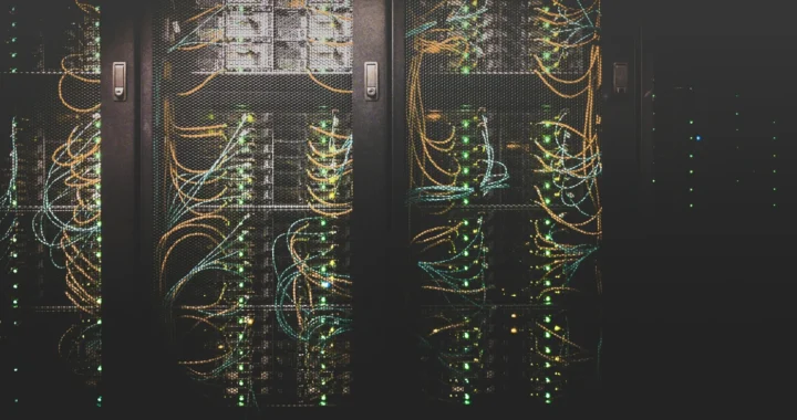 Rangkaian kabel untuk konektivitas data di pusat data