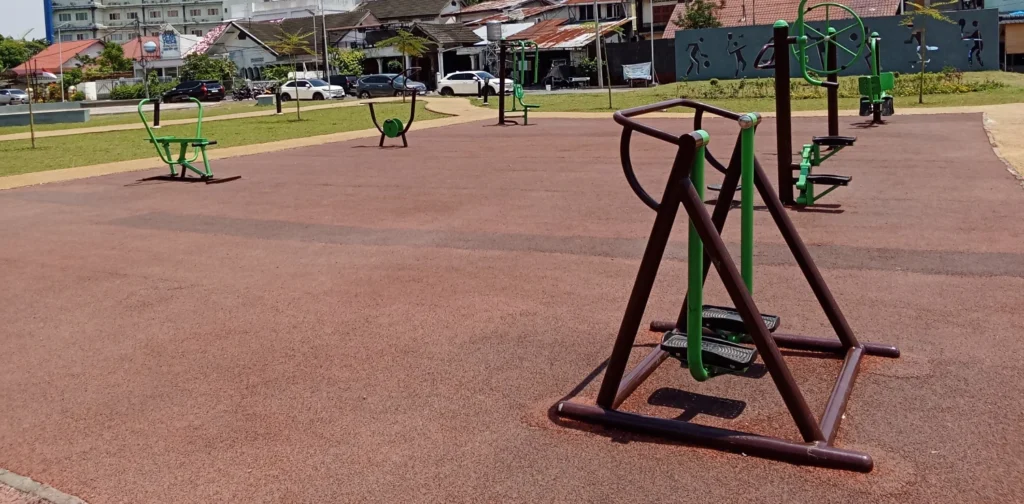Fasilitas olahraga di taman.