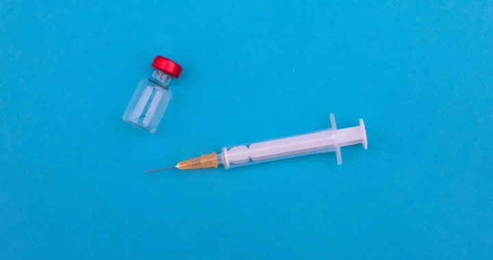 botol kecil dan jarum suntik