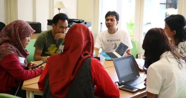 Sekelompok orang muda duduk melingkar sambil berdiskusi.