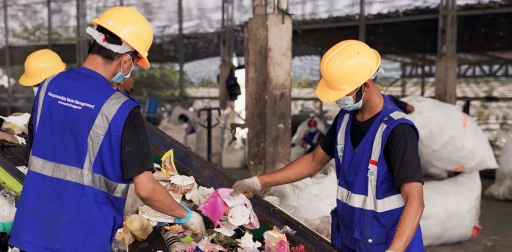 Aktivitas pemilahan sampah di RPM Jatiwaringin.