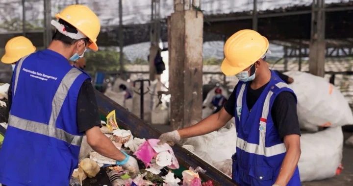 Aktivitas pemilahan sampah di RPM Jatiwaringin.