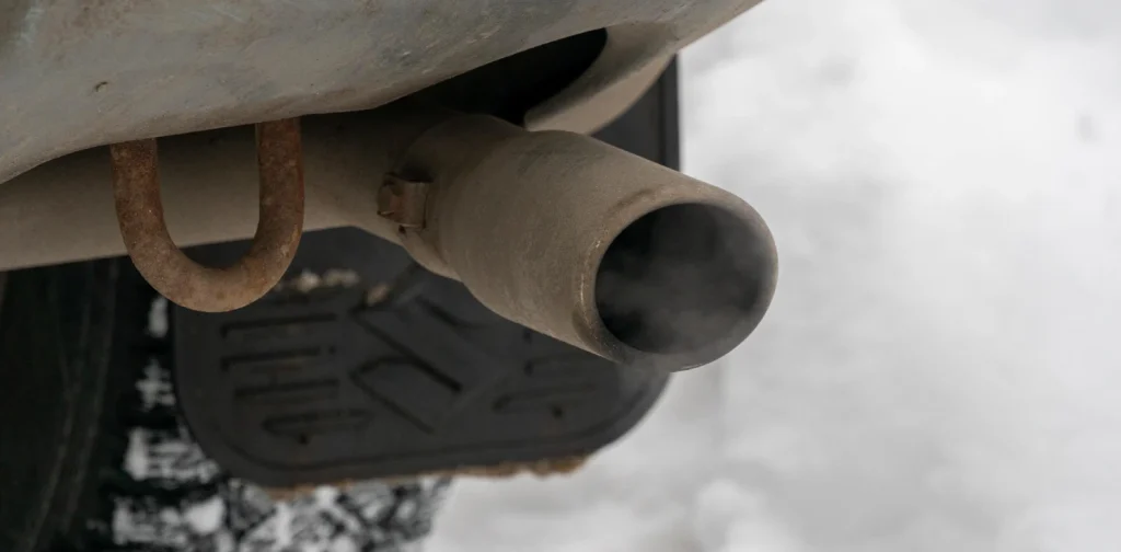 knalpot mobil mengeluarkan asap