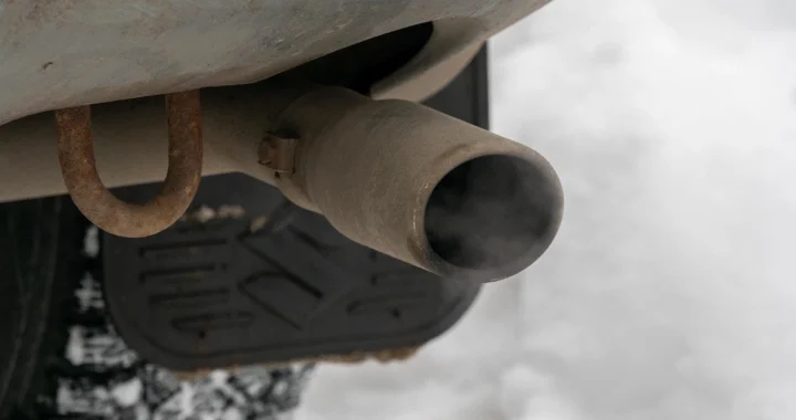 knalpot mobil mengeluarkan asap