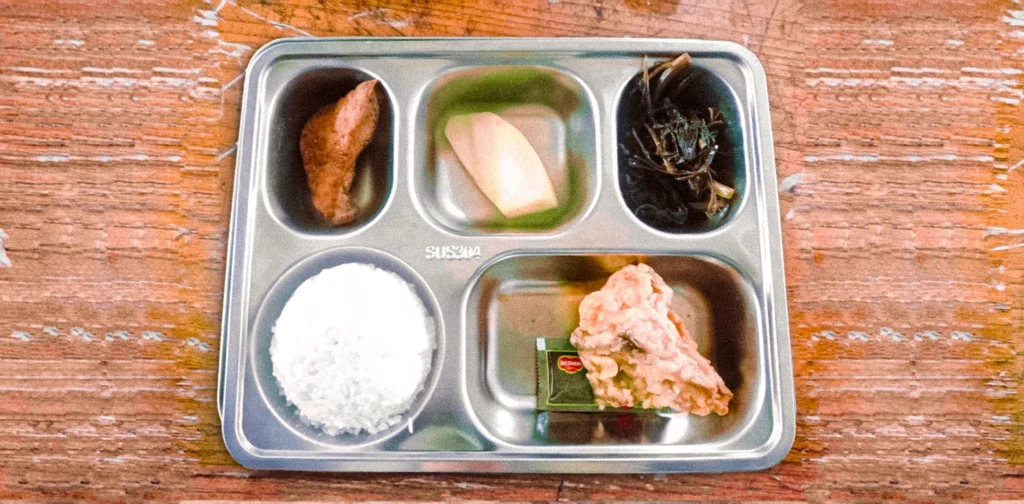 makanan di dalam wadah kaleng