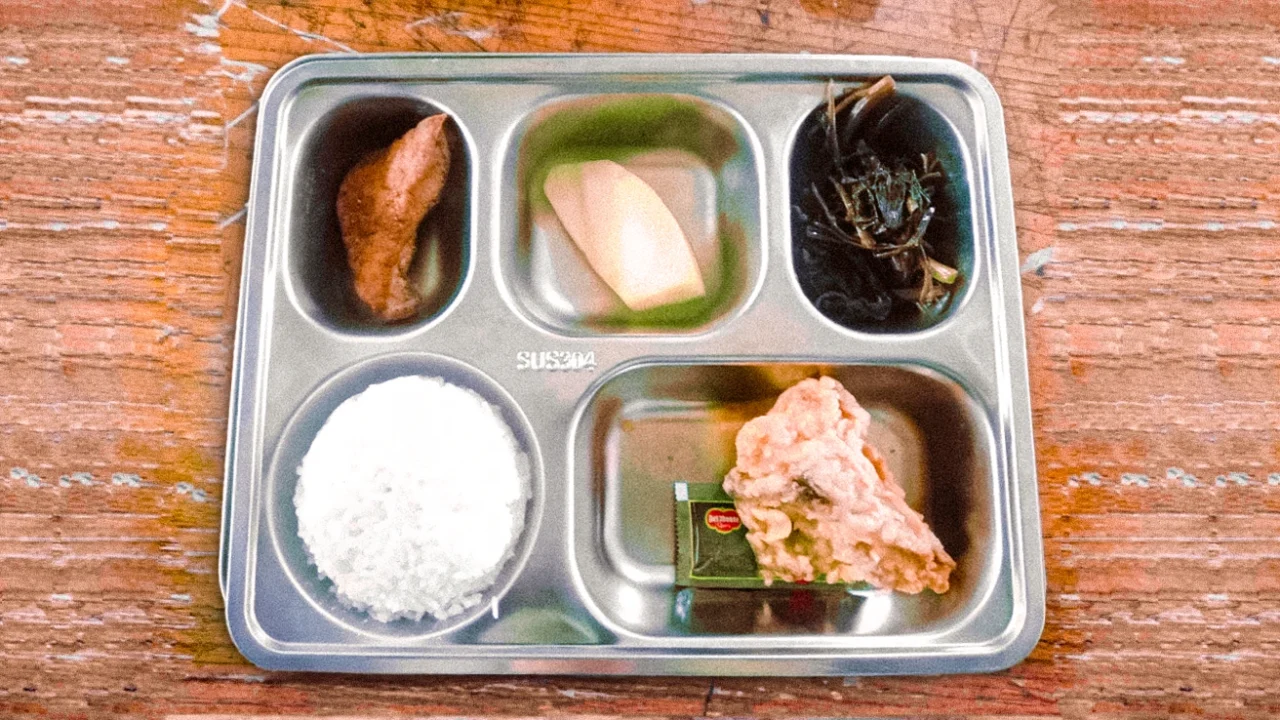 makanan di dalam wadah kaleng