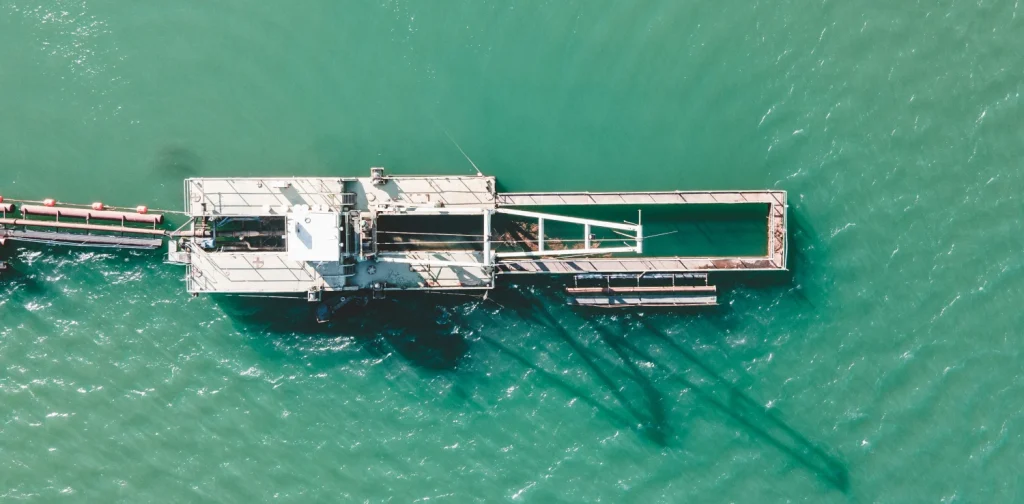 Dermaga dan derek di tengah laut.