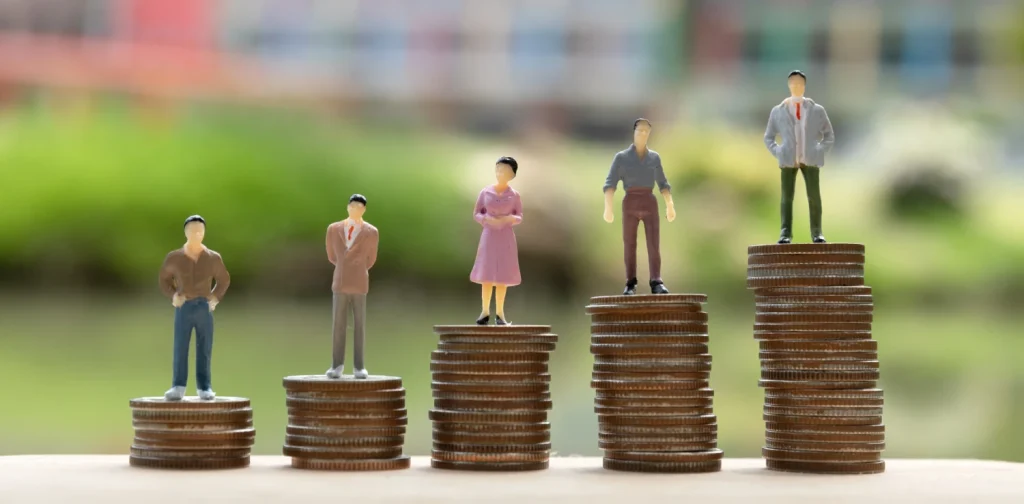 gambar ilustrasi lima titik tumpukan koin dengan orang di atasnya yang semakin ke kanan, semakin tinggi tumpukannya.