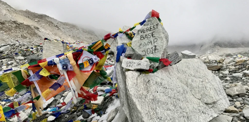 Bendera dan tandu di basecamp Gunung Everest.