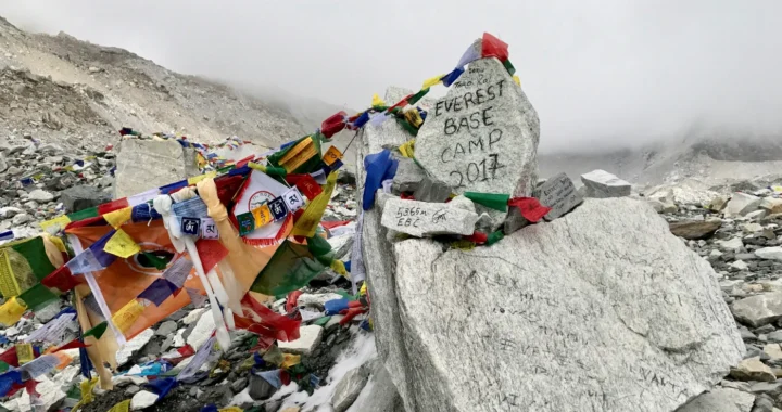 Bendera dan tandu di basecamp Gunung Everest.