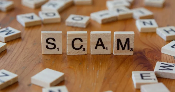 dadu-dadu bertuliskan ‘scam’