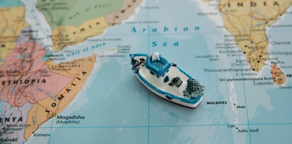 kapal mainan di atas kertas peta