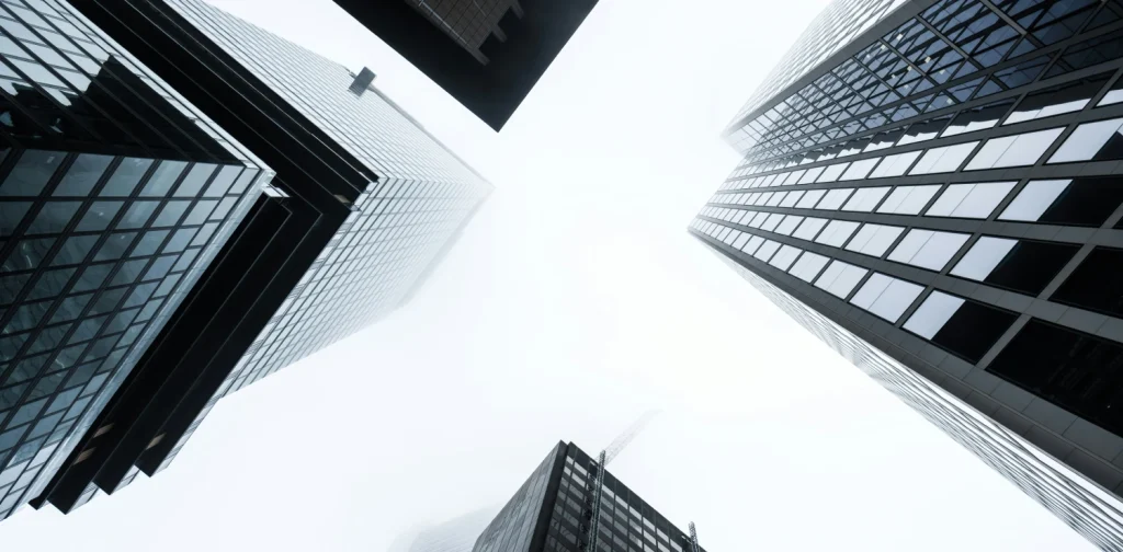foto dari bawah empat gedung pencakar langit