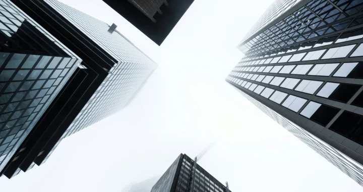 foto dari bawah empat gedung pencakar langit