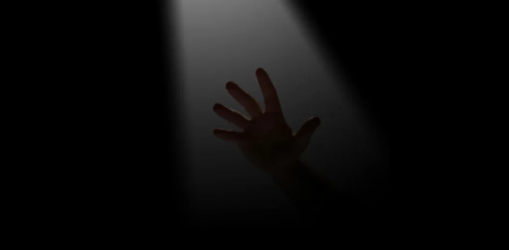 siluet tangan di kegelapan