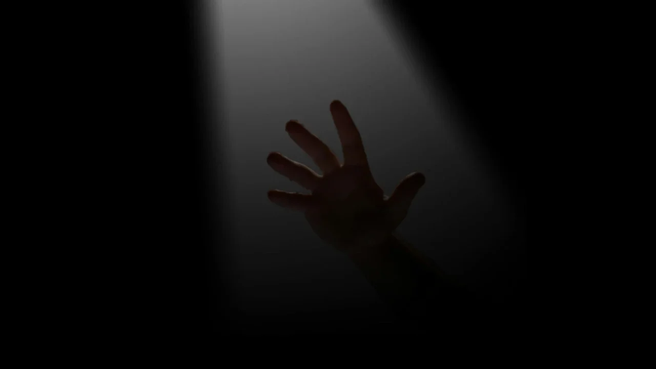 siluet tangan di kegelapan
