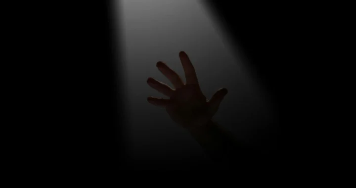 siluet tangan di kegelapan