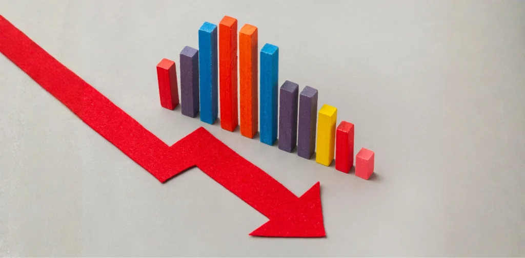 Ilustrasi grafik berwarna-warni dengan tren menurun dan panah merah di sampingnya