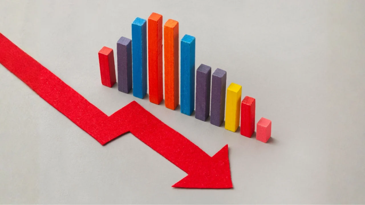 Ilustrasi grafik berwarna-warni dengan tren menurun dan panah merah di sampingnya