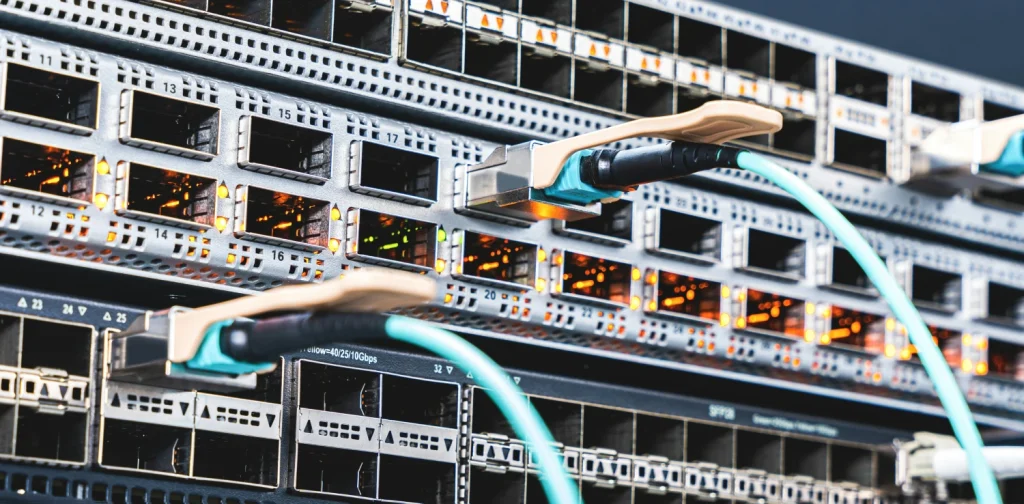 dua kabel biru muda yang terhubung ke port server