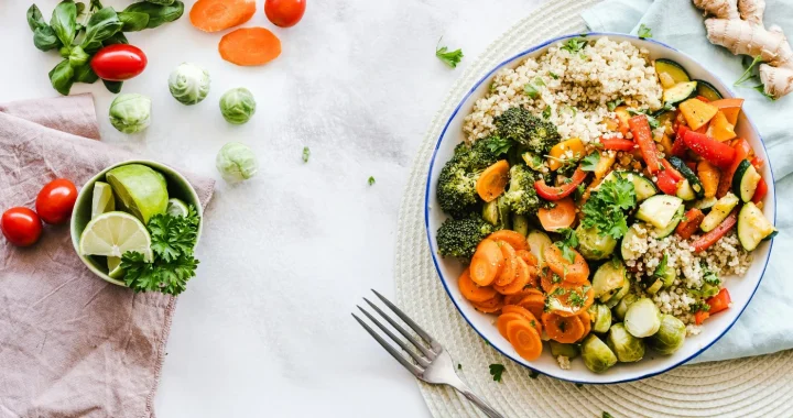 sepiring salad buah dan sayuran di atas meja dengan beberapa potongan wortel dan tomat kecil di sekelilingnya