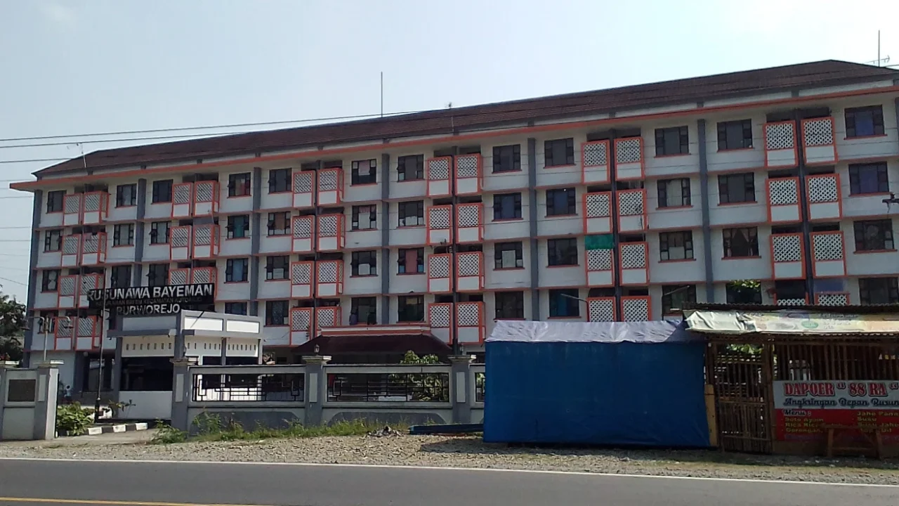 pos pemberhentian kereta api dengan latar bangunan bertingkat