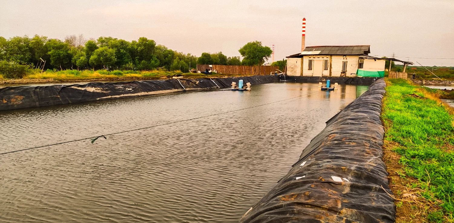 badan air terbuka dengan bangunan putih di belakangnya