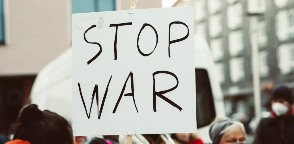 sebuah poster protes yang bertuliskan ‘stop war’