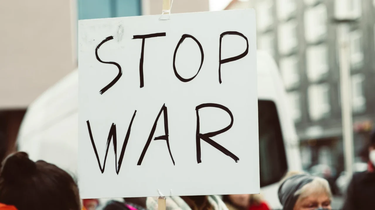 sebuah poster protes yang bertuliskan ‘stop war’