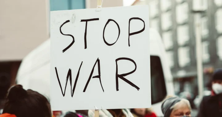sebuah poster protes yang bertuliskan ‘stop war’