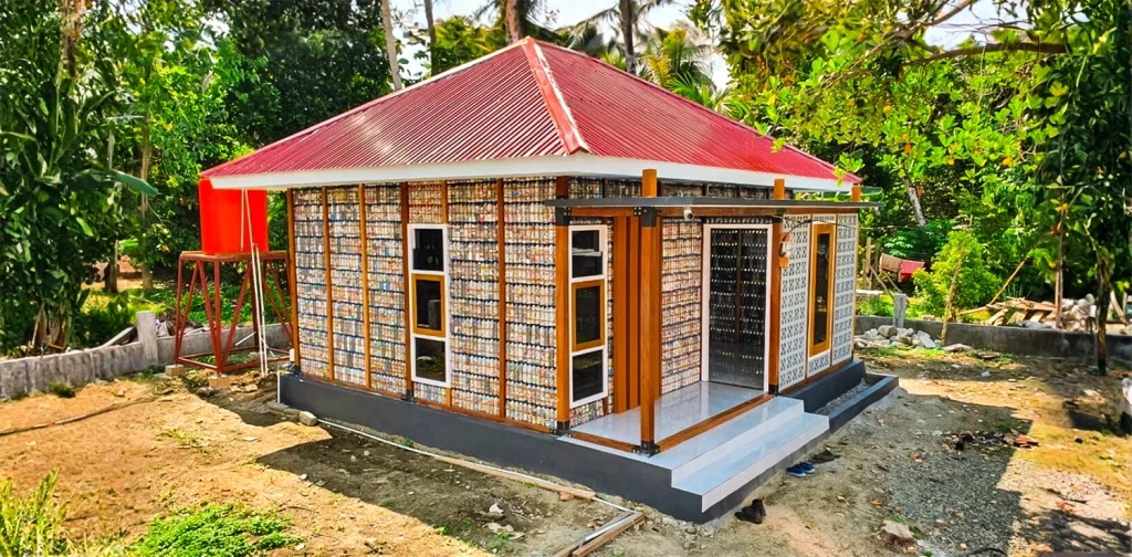 bangunan dari susunan material plastik.