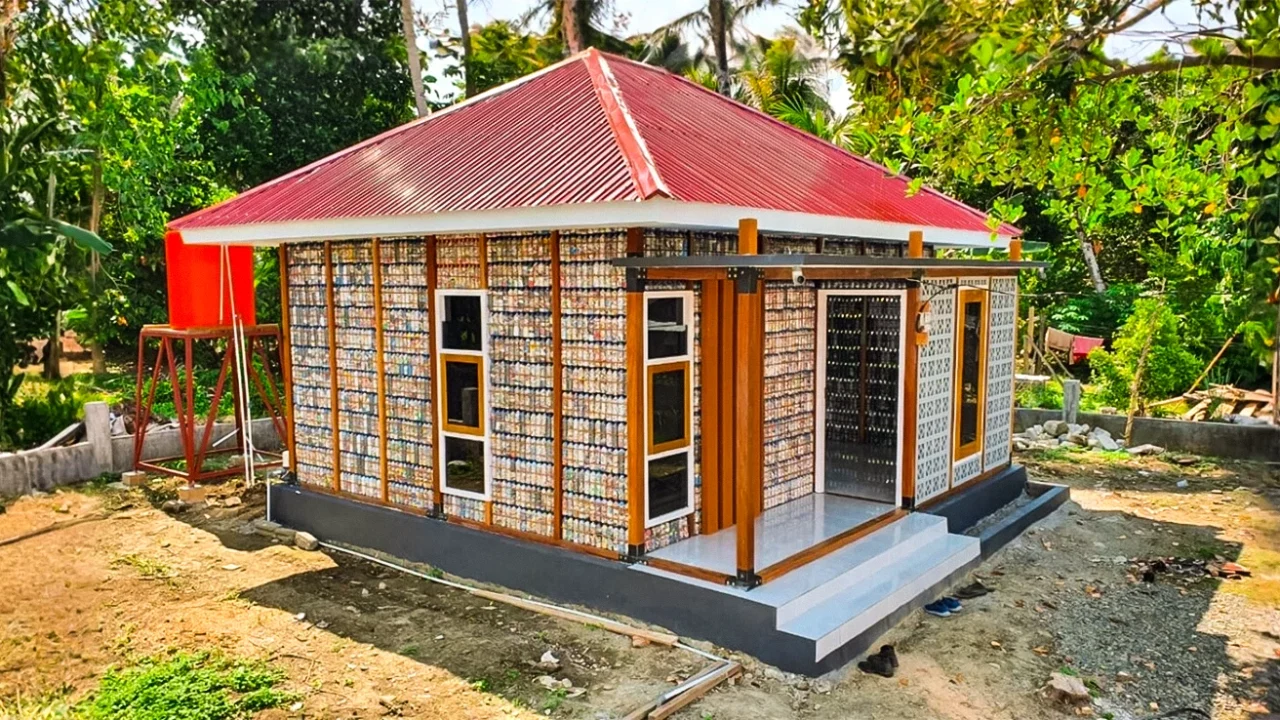 bangunan dari susunan material plastik.