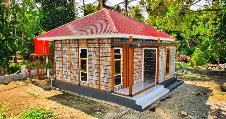 bangunan dari susunan material plastik.