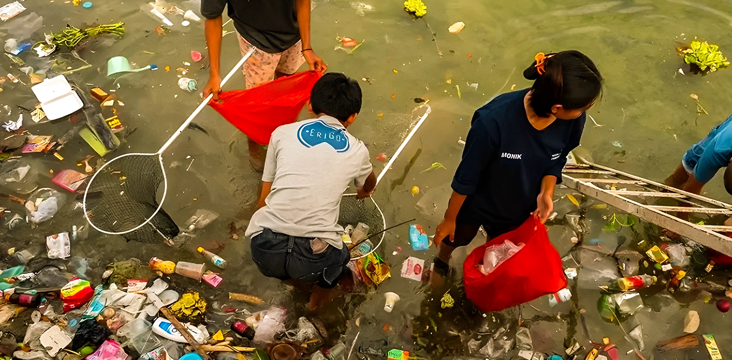 beberapa orang membersihkan sampah plastik di badan air