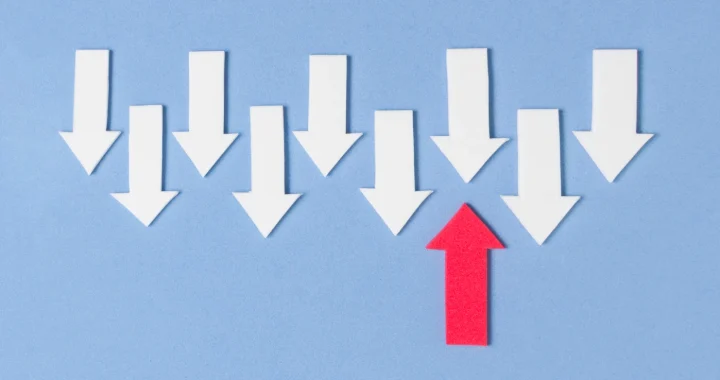 satu parah merah ke atas berhadapan dengan sembilan panah putih ke arah bawah